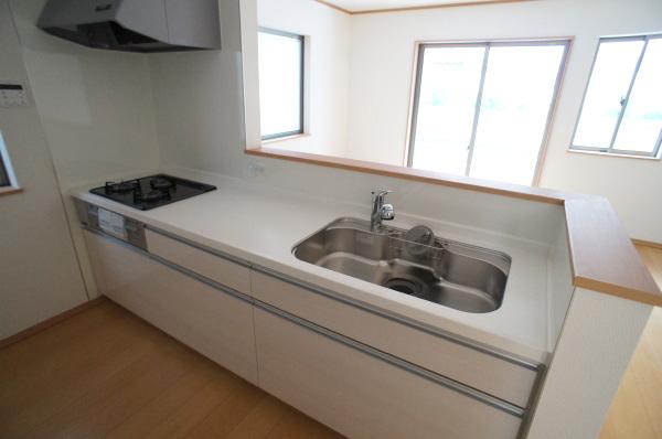 Kitchen. Face-to-face kitchen that can dishes while watching the children play in the living room