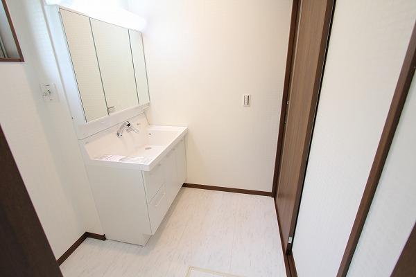 Wash basin, toilet. (October 7, 2013) Shooting