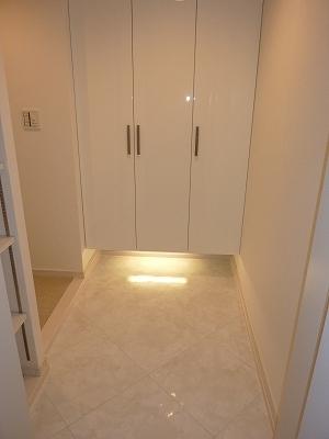 Entrance. Local (10 May 2013) Shooting