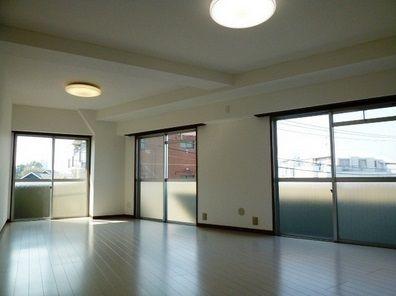 Living. ~ 2013 November new interior renovation completed ~  ◆ 19.5 Pledge of spacious living ◆ 4LDK, is the room of 113.89 square meters ◆ It is a positive per well in two directions room ◆ Two-sided balcony ◆ Pet breeding Allowed (bylaws Yes) ◆