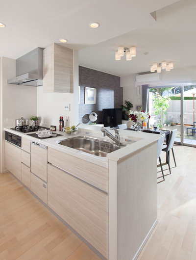 Kitchen.  [kitchen] To enhance the beauty and ease of use, Oil dirt also Ya kitchen panel to become a beautiful wipe person, Rectification Backed range hood, Adoption of advanced equipment, such as water purifiers integrated faucet. (The photo below model room Eg type (pre-sale), including some options / Paid)