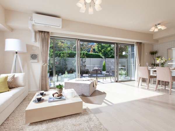 Living.  [living ・ dining] Become living and people More, Private garden and family library. Rich spread to nurture the family of communication, It makes me forget the city residence. (Model Room Gg type (pre-sale), including some options / Paid)