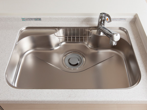Kitchen.  [Quiet sink] By damping material arranged to sink back, Anxious water sounds sound and tableware collision sound, Reduce the warping due to heat. It will wash loose like pot in the adoption of wide sink.