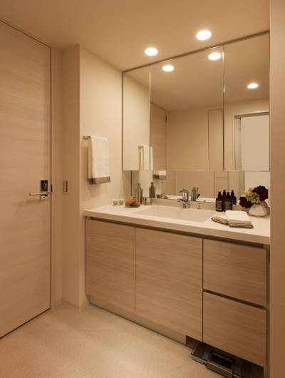 Bathing-wash room.  [Powder Room] On the back side of the three-sided mirror, Cosmetics and hair care products such as can be stored. Ensure the storage space that can accommodate the health meter in the vanity of the lower space. Top board ・ Countertops and refreshing bowl of integrated. Seamless processing seamless, Easy to clean.