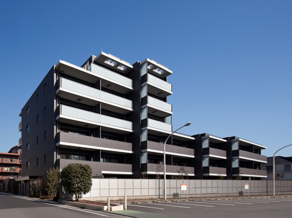 Buildings and facilities. With an urban and stylish design, The ground six-storey ・ Human scale of all 34 Mansion, It will be high sense of security in which the face of the people who live can be seen live. Of the first kind low-rise exclusive residential area and a first-class residential area, Residence of the south-facing center with a little sense of openness that intercept is, Blessed with sunny, You'll be decorating a spiritually rich life. (Exterior Photos / In fact a slightly different is subjected to some CG process was taken in February 2013)