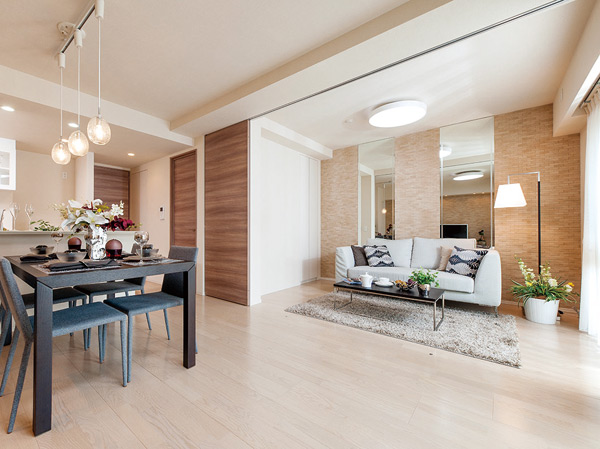 Room and equipment. Wall door to produce a space to flexible. Spacious living space and will have you open, It can be used as a living room space, such as a drawing room and study If you close. (Including model Room B type some options / Paid)