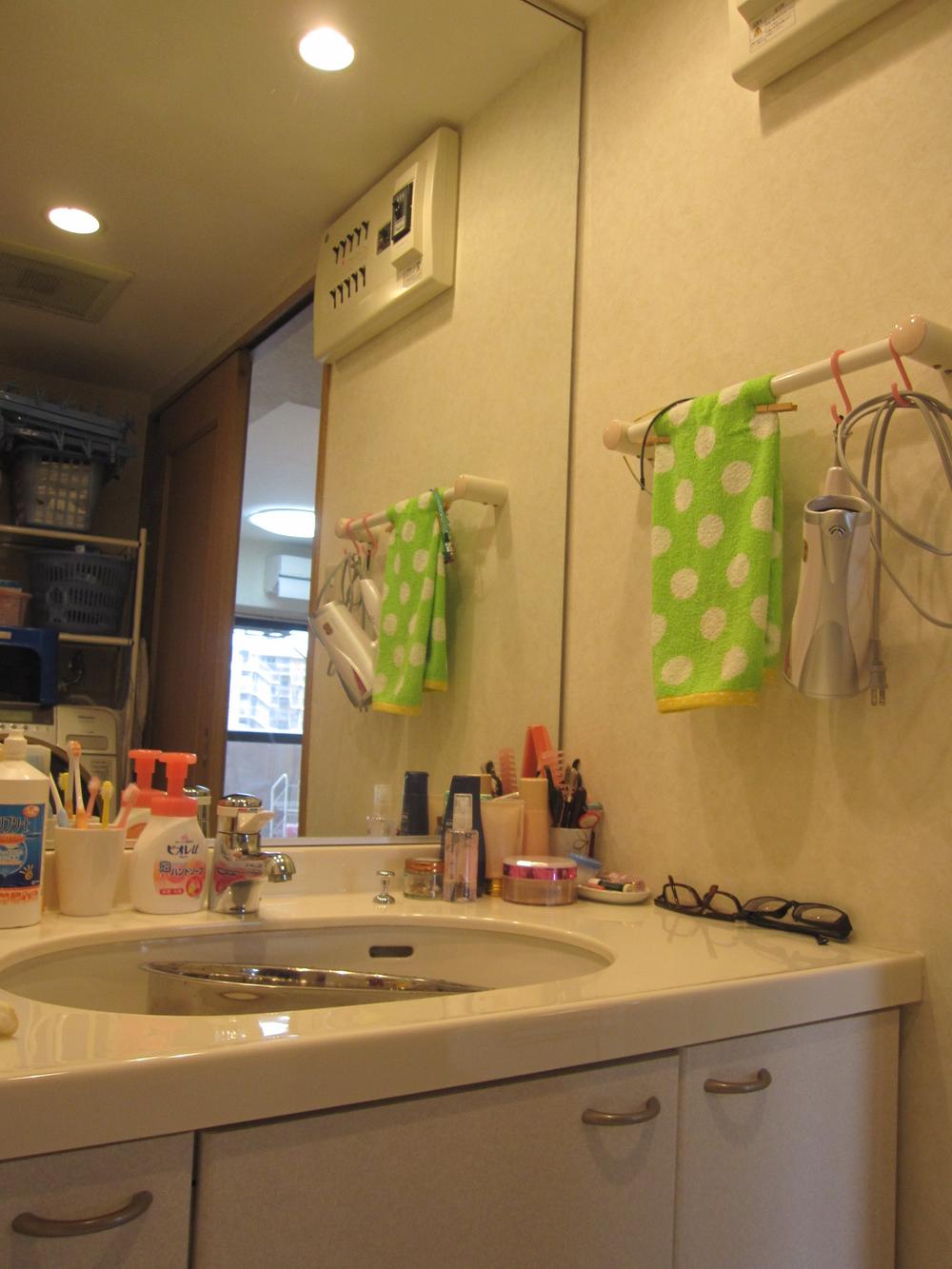 Wash basin, toilet. Indoor (12 May 2013) Shooting