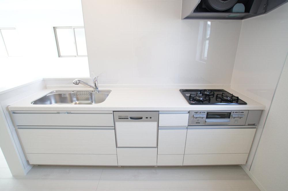 Kitchen. Wash products effortlessly in dish washing and drying machine with a system Kitchen. And empty street washing place part of a look at photos, Since the stove side is a wall, It does not take care smell like to go to the living room. Easy-to-use is a good kitchen.