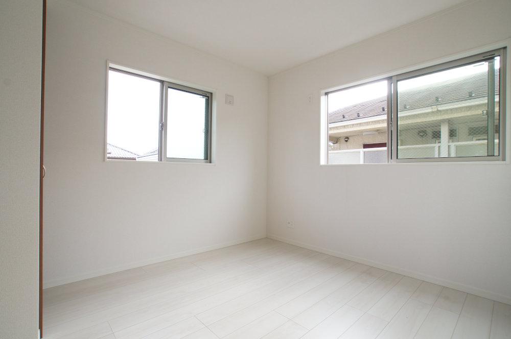 Non-living room. Is a floor plan of 4LDK two-story. Because there is a room that is also equipped with a walk-in closet, It is also safe in one with a lot of luggage. I have stored in the whole room.
