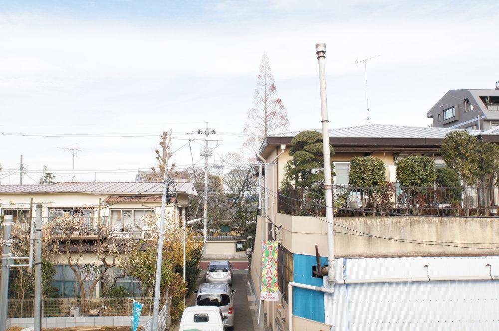 View photos from the dwelling unit. Since it is a first-class low-rise exclusive residential area, Outlook is also good in places where the surrounding environment is also a two-story is built.