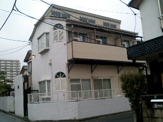 Building appearance. It is in the place that contains a little from the street, You can go also to the station in 5 minutes.