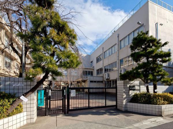 Primary school. 680m to Nerima Nerima Higashi Elementary School 2012 / 01 / 12 shooting