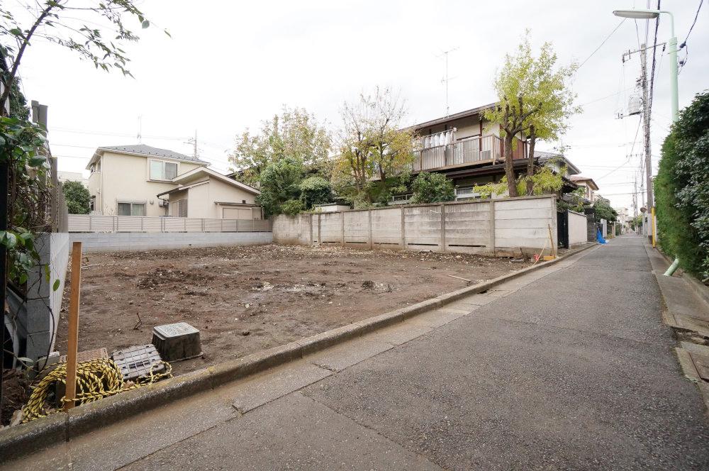 Local photos, including front road. To the west there is a "Tateno park", To the east there is a "Zenpukuji park", Also is the perfect environment to jogging to the day-to-day for a walk. 