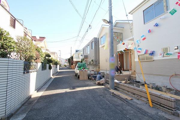 Local photos, including front road. Local (December 14, 2013) Shooting