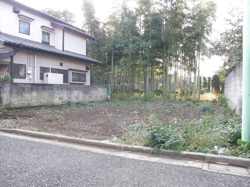 Local photos, including front road. It is a flat-shaped land. Local (11 May 2013) Shooting