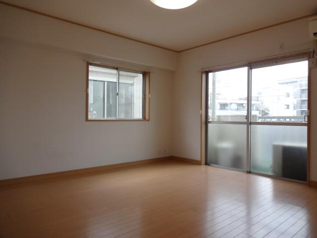 Living. Local (08 May 2013) Shooting