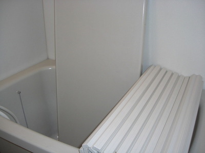 Bath. ☆ There is a window in the bathroom ☆