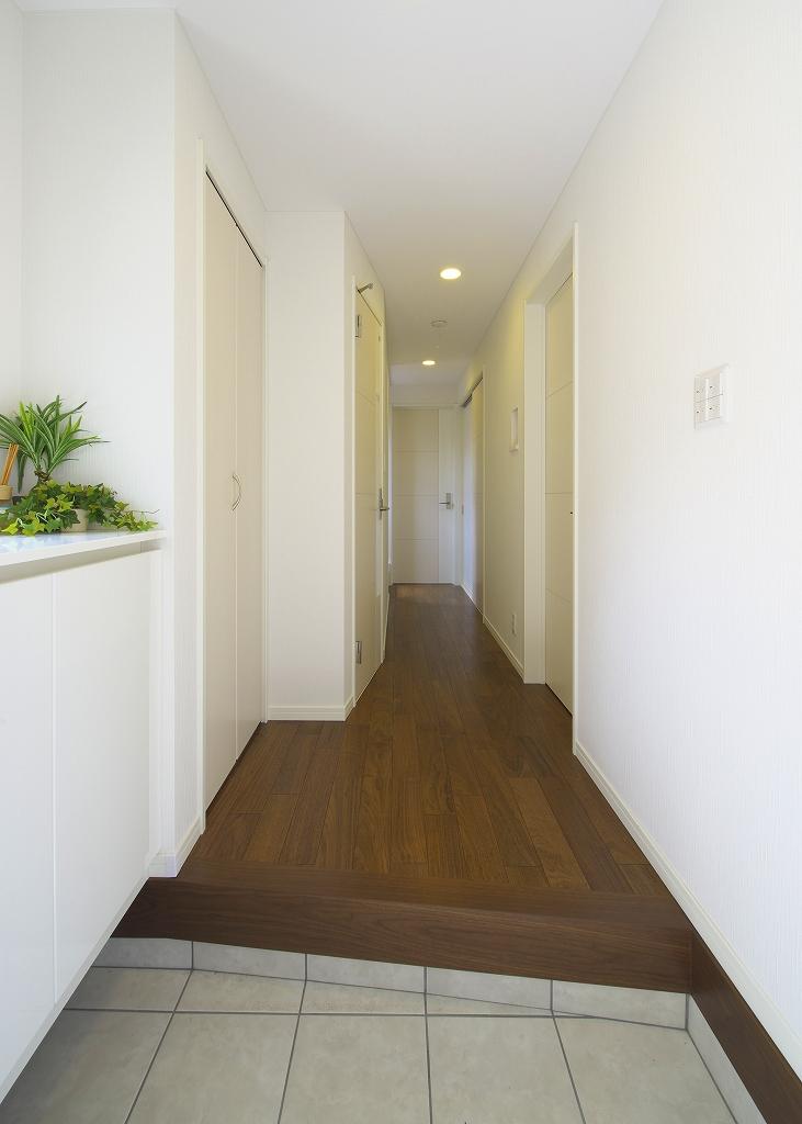 Building plan example (introspection photo). Entrance hall with a feeling of luxury