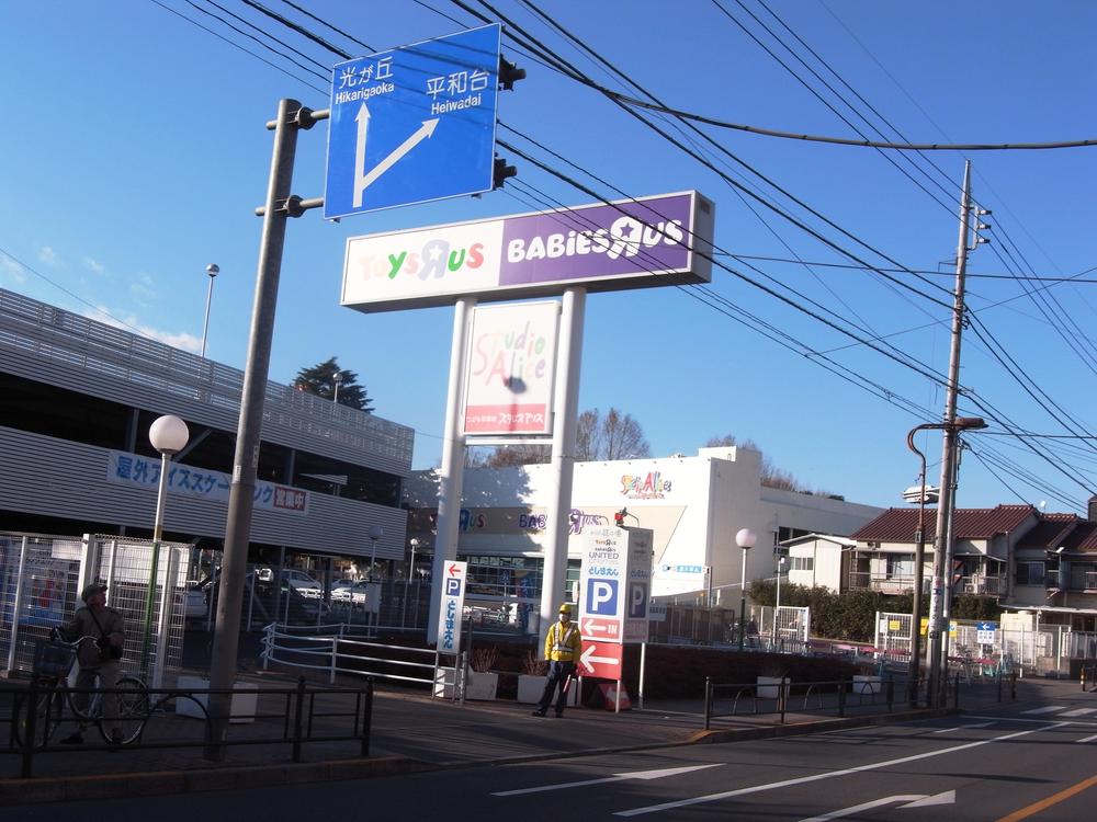 Shopping centre. Toys R Us Babies R Us Toshimaen to the store 1008m