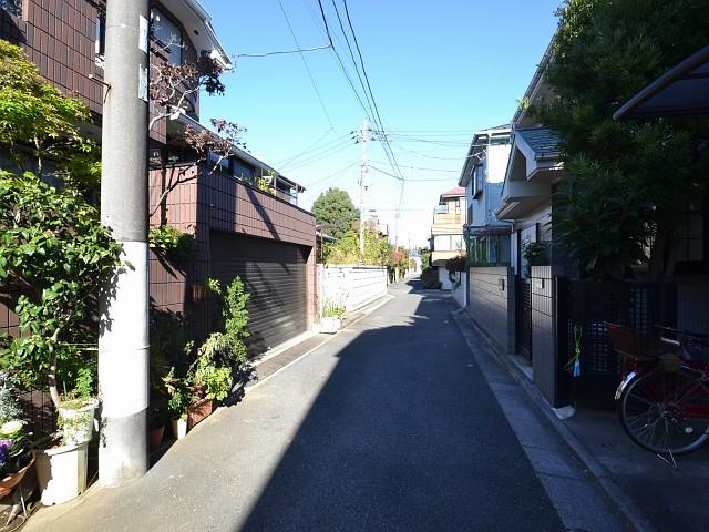 Local photos, including front road. Shimoshakujii 3-chome contact road situation 2013.11.21 the time of shooting