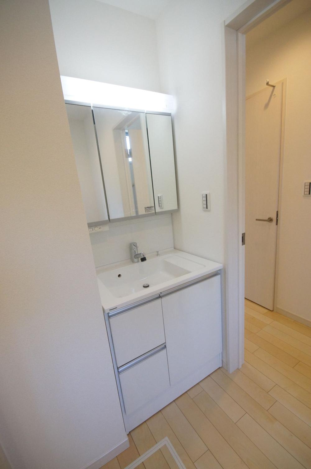 Same specifications photos (Other introspection). It is the washstand of construction cases. Will shampoo dresser with three-sided mirror. 