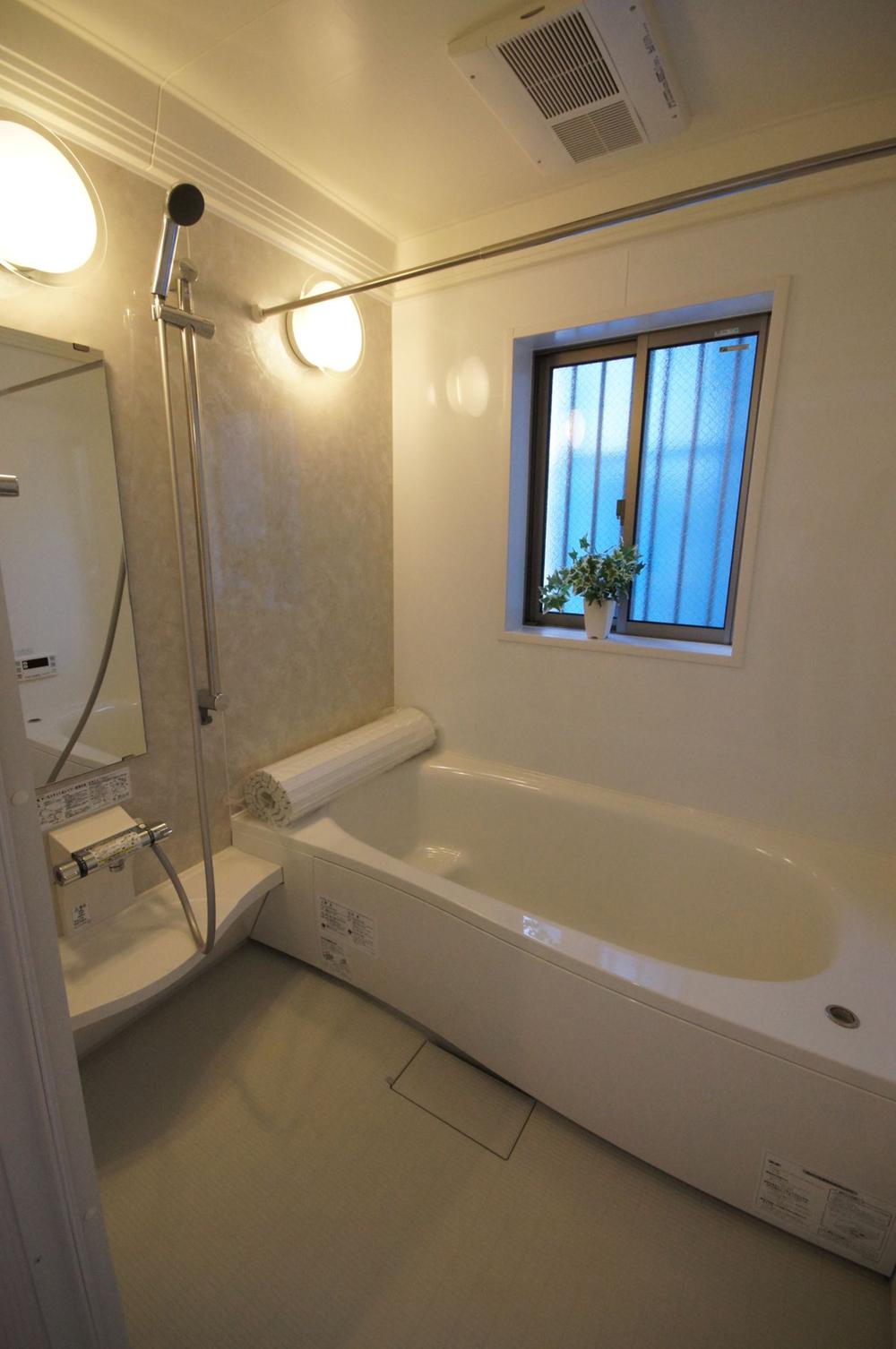 Same specifications photo (bathroom). It is the example of construction of the bathroom. It is with ventilation drying heater. 