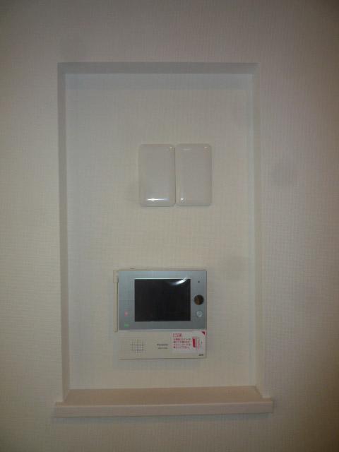 Security equipment. It is possible to confirm the visitors in the image, It has adopted the intercom with color monitor. Since it works with the front door of the electronic lock, You can unlock operation from the confirmation after the monitor at the time of coming home for your family. <Model building: April 2013 shooting>
