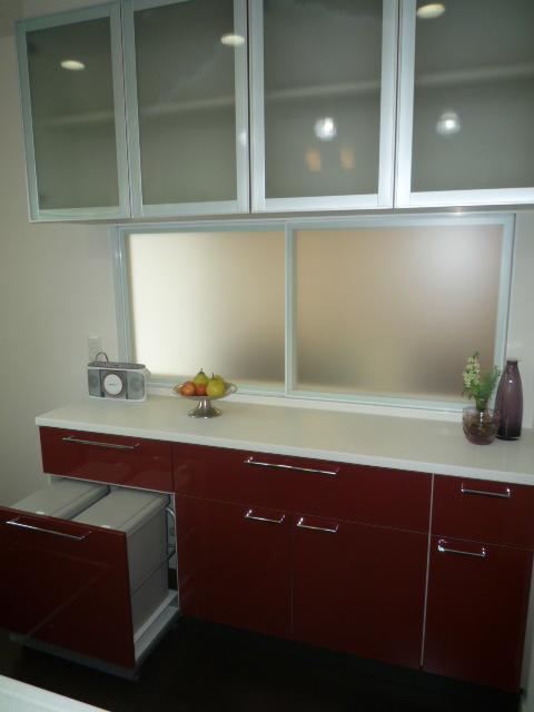 Other Equipment. The kitchen and a matching cupboard of, Built-in garbage stocker has been built. Usually it was considered so the trash can not be seen. <Model building: April 2013 shooting>