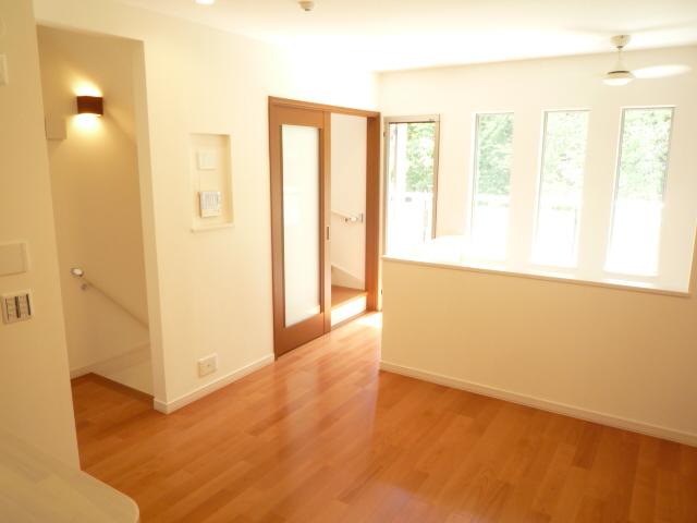 Non-living room. Dining room leading to the living and vertically in the atrium and steel stairs. Leave a breakfast while bathed in bright sunshine. <G Building: July 2013 shooting>