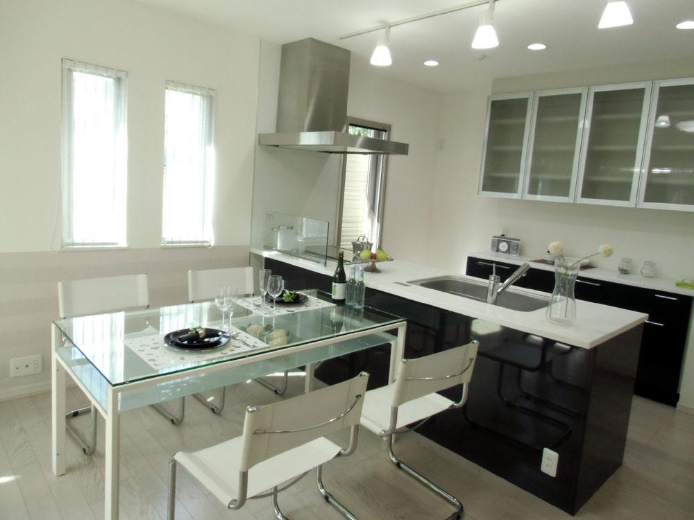 Kitchen. Open type of kitchen ~ The dining room is a bright and airy, Catering is also easy meal. <A Building: July 2013 shooting>