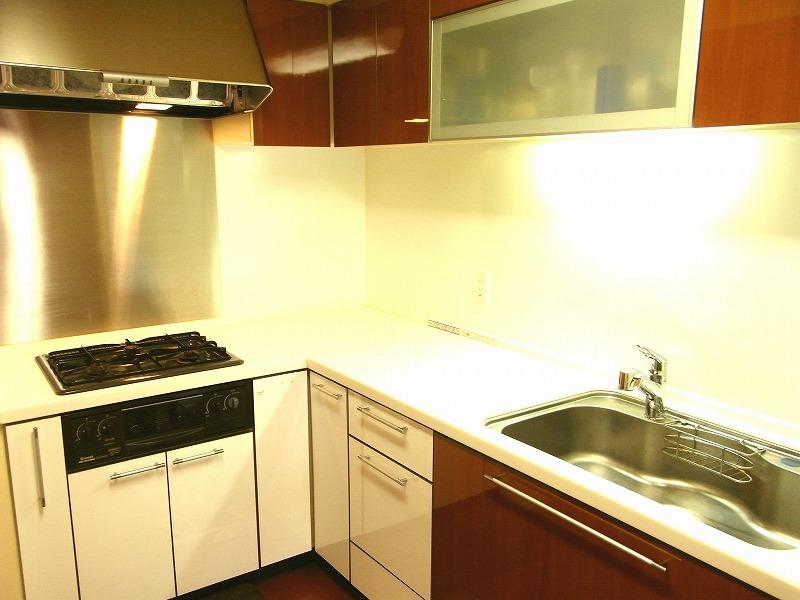 Kitchen. L-shaped kitchen is actually a lot space, Also due to the small range of motion-out the direction you want the crunchy cuisine! It is 2WAY of the living room and the hallway.