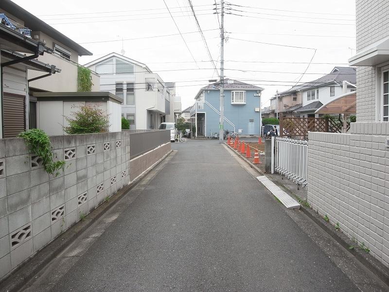 Local photos, including front road. A quiet residential area a kind of low-rise area