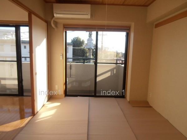 Non-living room. There is a 6-tatami mat Japanese-style room