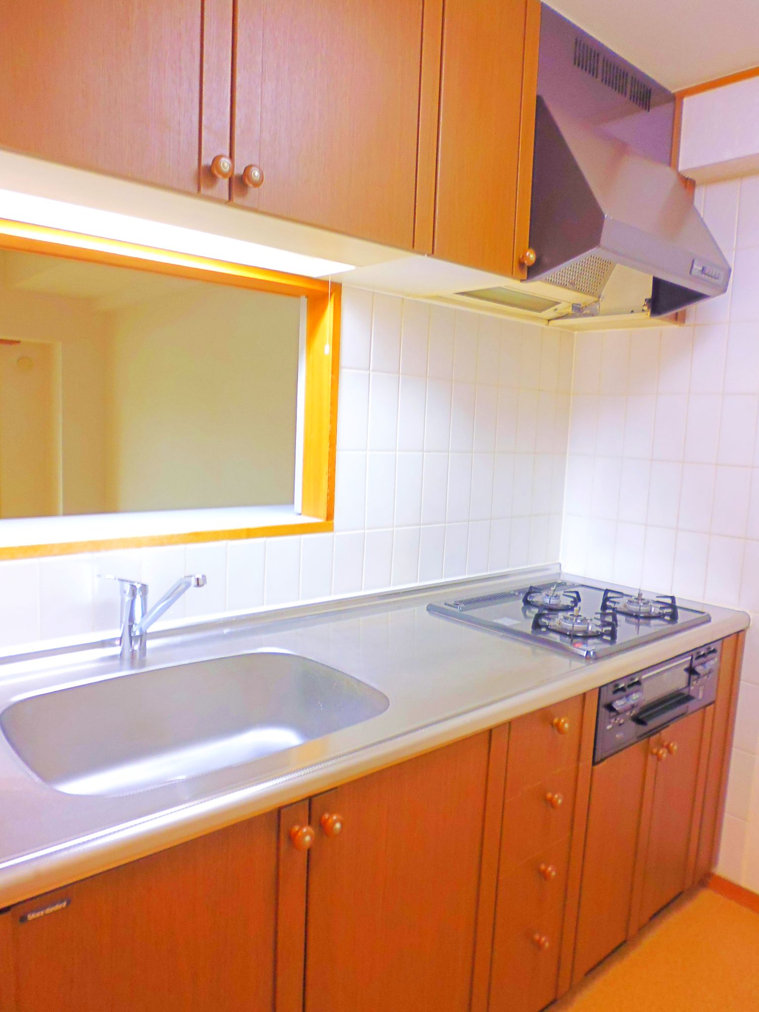 Kitchen. 3-burner stove