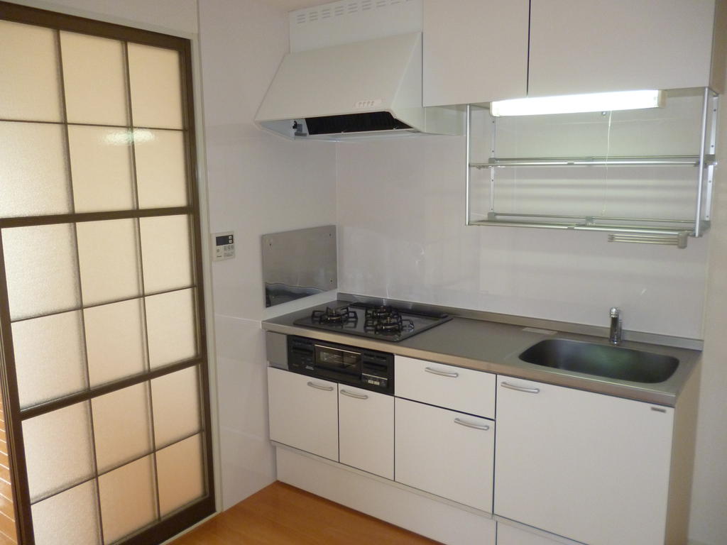 Kitchen. 3-burner stove with grill kitchen