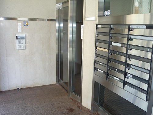 Entrance. Auto-lock with entrance