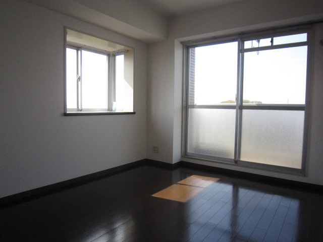 Living and room. ☆ Spacious living room ☆