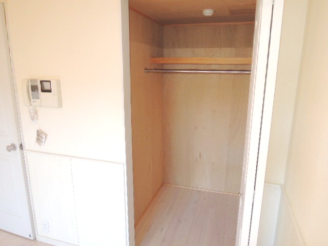 Receipt. Spacious storage Walk-in closet