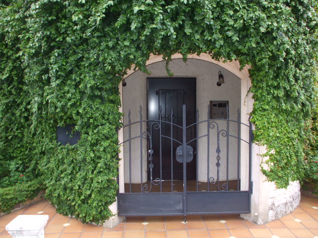 Entrance. Nice entrance