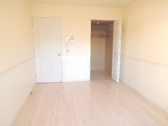 Living and room. It is a bright room in a corner room