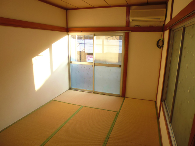 Living and room. Sunny!