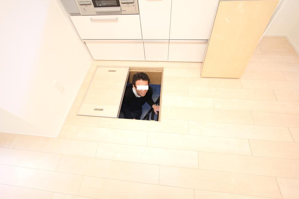 Other. Emergency !! The entrance to the basement storage room It is with must-see value !!!