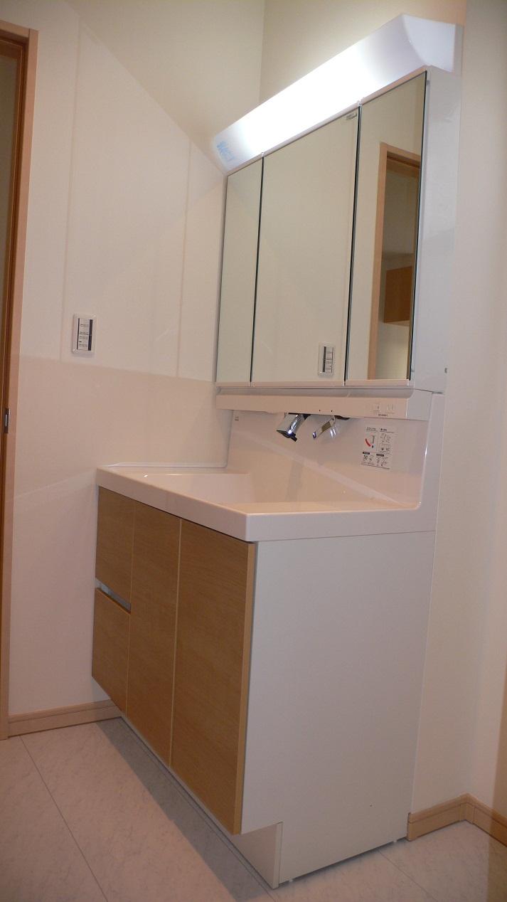 Wash basin, toilet. Indoor (11 May 2013) Shooting