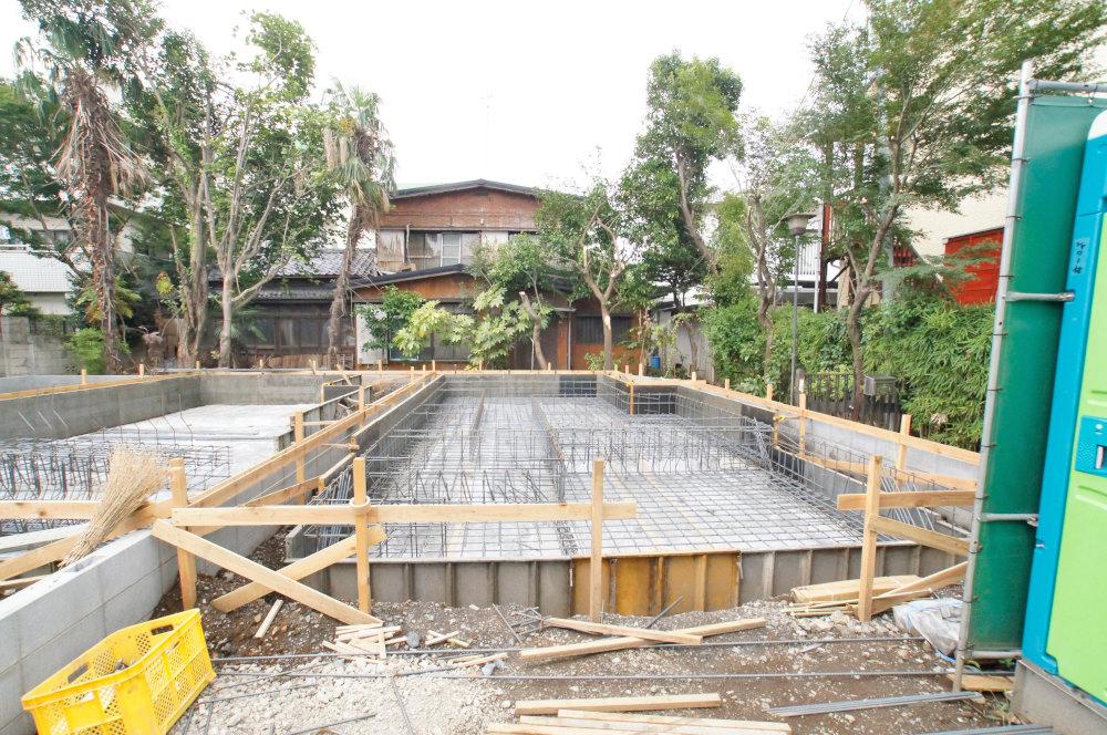 Local appearance photo. There is no high around the building.