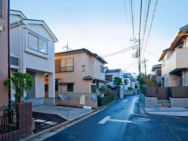 Local photos, including front road. Local (11 May 2013) Shooting