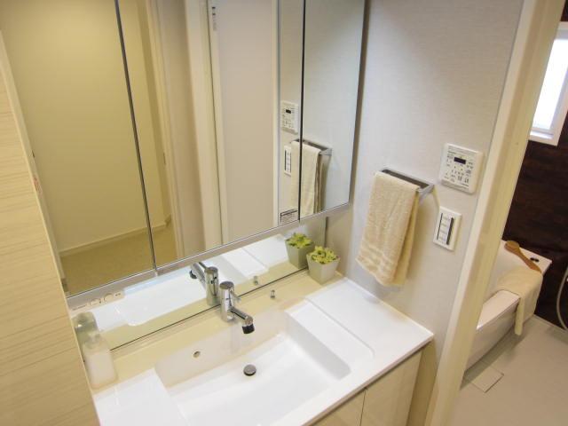 Wash basin, toilet. Indoor (12 May 2013) Shooting