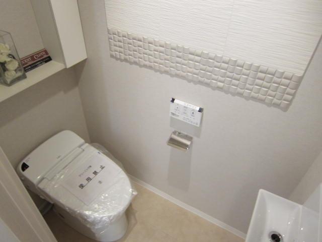 Toilet. Indoor (12 May 2013) Shooting