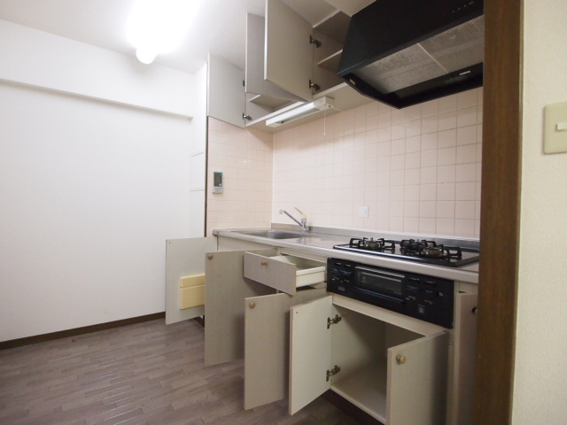 Receipt. Storage space in the kitchen is also rich. 