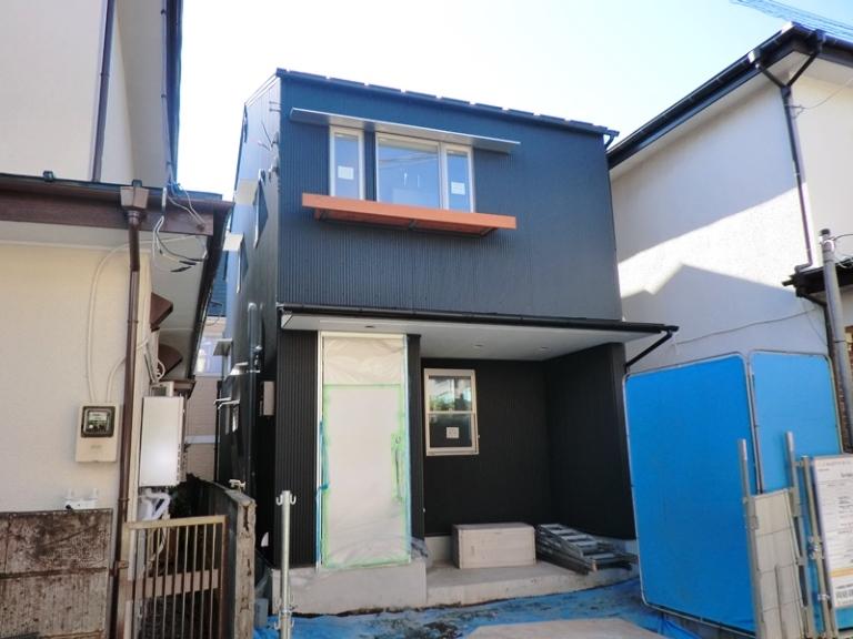 Local appearance photo. outer wall ・ Roof is using a galvanized steel plate. Design is of excellent appearance. 
