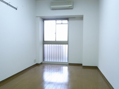 Living and room. Western-style 6.1 Pledge (reference photograph of another in Room)